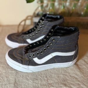VANS Sk8-Hi Overwashed Shoes
Mens 4, Women’s 5.5. Dark gray canvas. Unisex